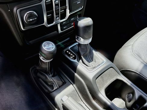Used 2023 Jeep Wrangler Unlimited Sahara AWD/4WD image 15
