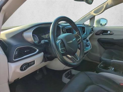 Used 2020 Chrysler Pacifica Touring-L w/ Tire & Wheel Group image 12