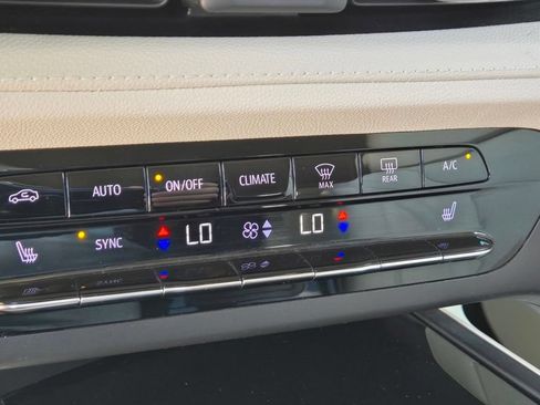 Used 2021 Buick Envision Essence FWD image 22