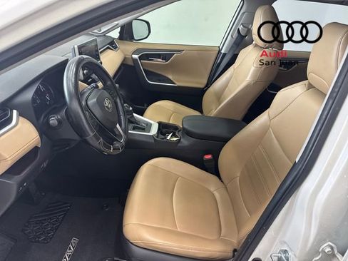 Used 2020 Toyota RAV4 Limited image 25