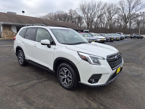 Used 2022 Subaru Forester Premium image 2