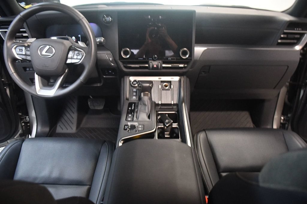 Used 2025 Lexus GX 550 w/ Accessory Package (CT) AWD/4WD image 5