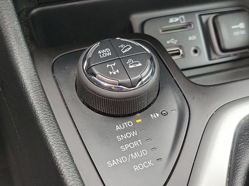 Used 2018 Jeep Cherokee Trailhawk AWD/4WD image 31