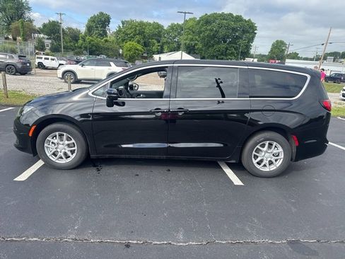 New 2025 Chrysler Voyager LX image 4