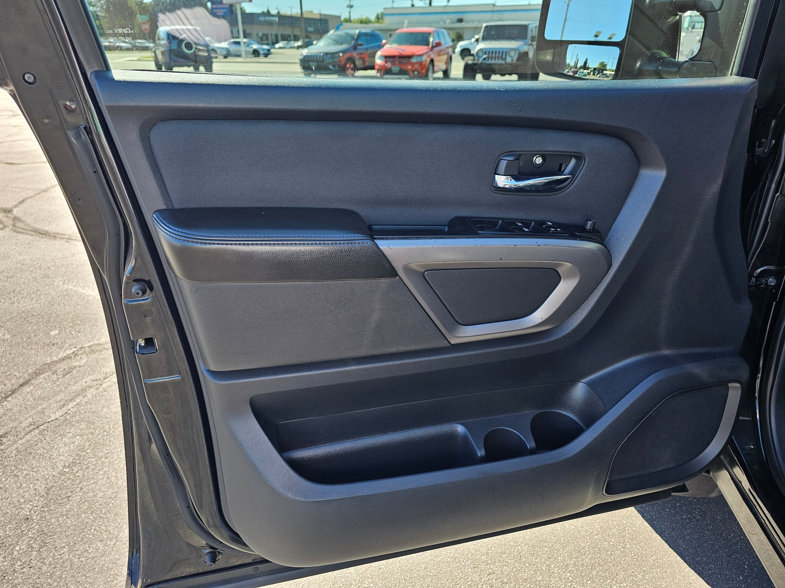 Used 2015 Nissan Titan PRO-4X AWD/4WD image 9