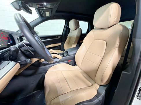 Certified 2025 Porsche Cayenne image 5