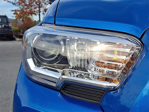 Used 2017 Toyota Tacoma SR5 image 11