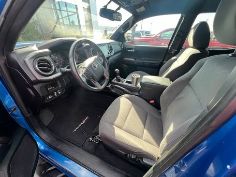 Used 2017 Toyota Tacoma TRD Off-Road image 12