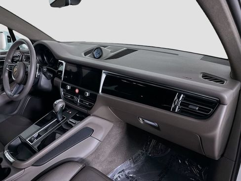 Certified 2025 Porsche Macan AWD/4WD image 31