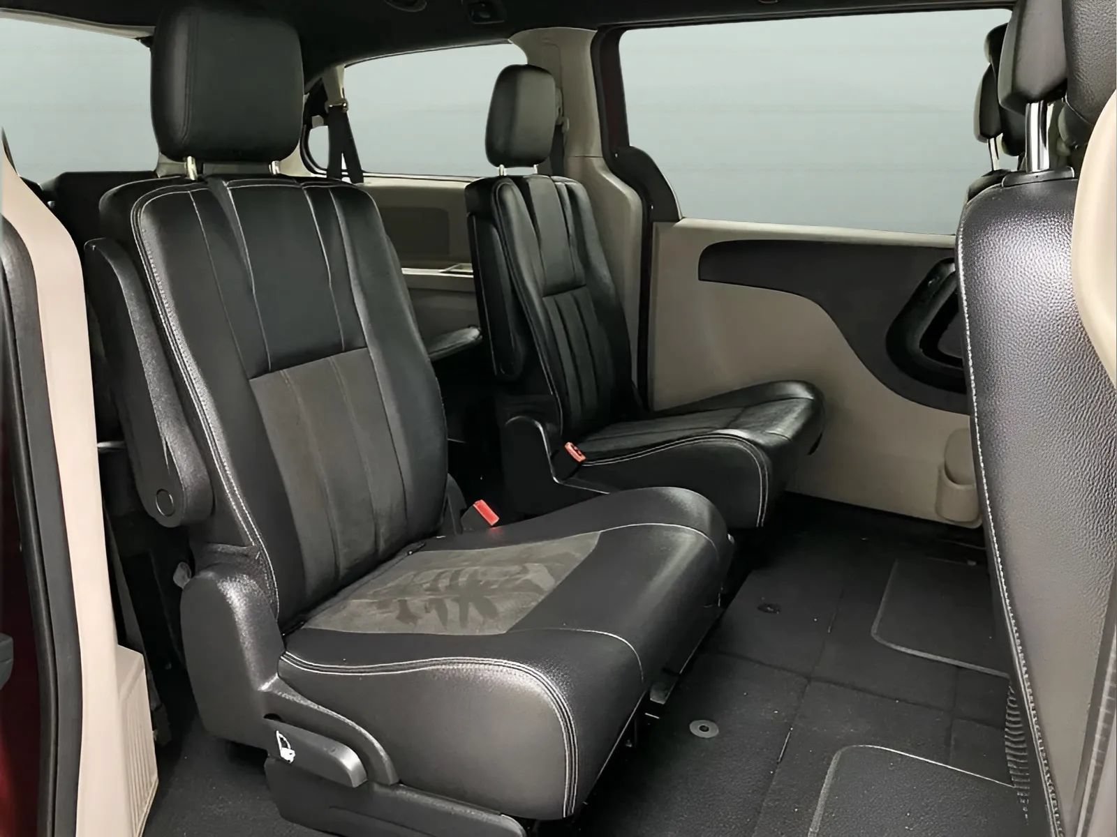 Used 2019 Dodge Grand Caravan SXT FWD image 13