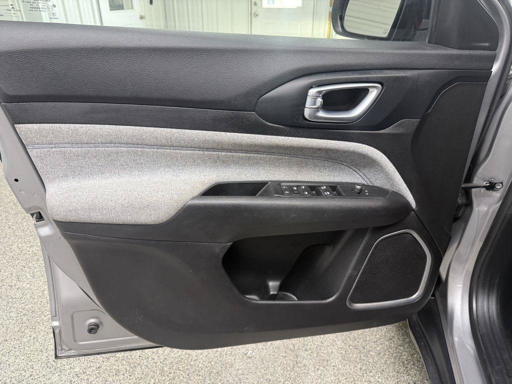 Used 2022 Jeep Compass Latitude FWD image 19