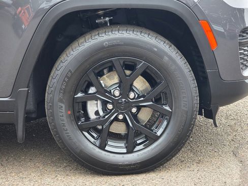 New 2025 Jeep Grand Cherokee Altitude image 30