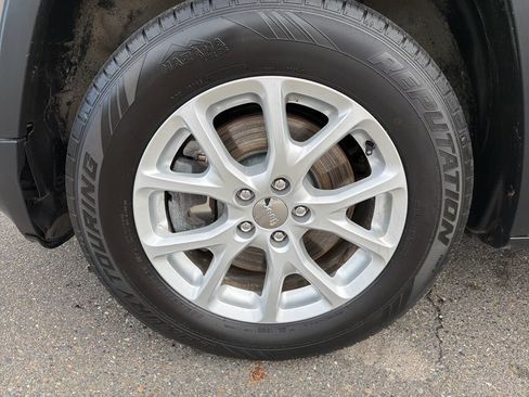 Used 2016 Jeep Cherokee Sport image 11