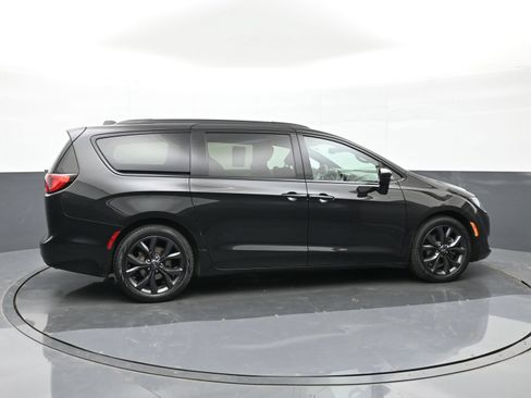 Used 2018 Chrysler Pacifica Touring-L Plus w/ Advanced Safetytec Group FWD image 5
