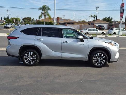Used 2021 Toyota Highlander XLE AWD/4WD image 4