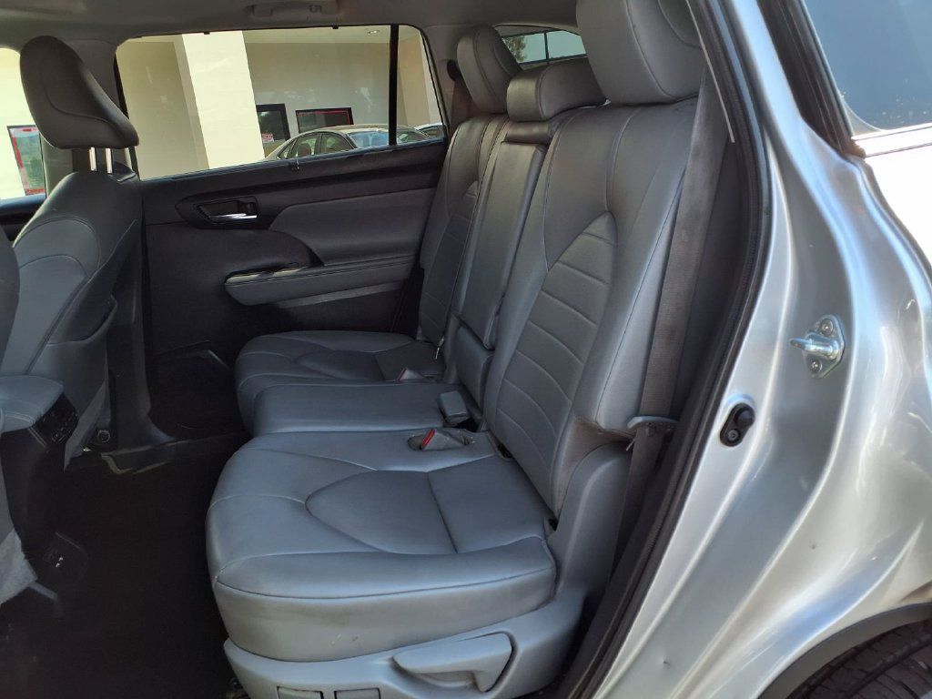 Used 2021 Toyota Highlander XLE FWD image 22