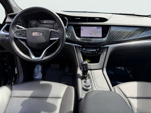 Used 2024 Cadillac XT6 Premium Luxury AWD/4WD image 2