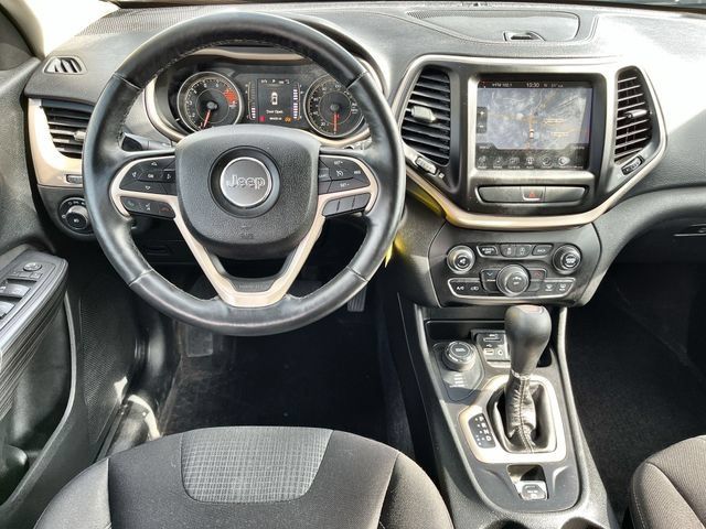 Used 2016 Jeep Cherokee Latitude w/ Cold Weather Group AWD/4WD image 12