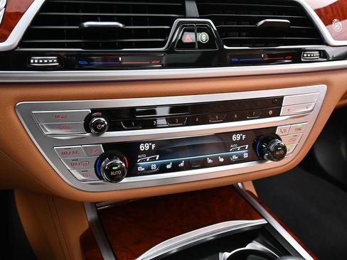 Used 2022 BMW ALPINA B7 xDrive w/ Luxury Rear Seating Package image 23