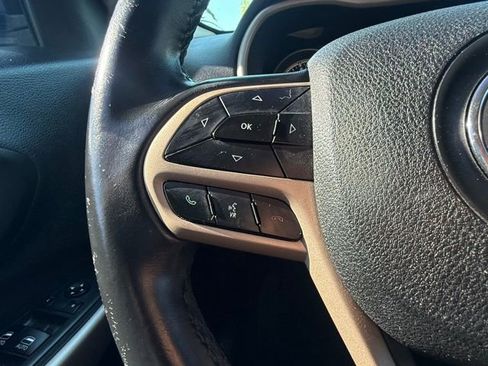 Used 2017 Jeep Cherokee Latitude image 20