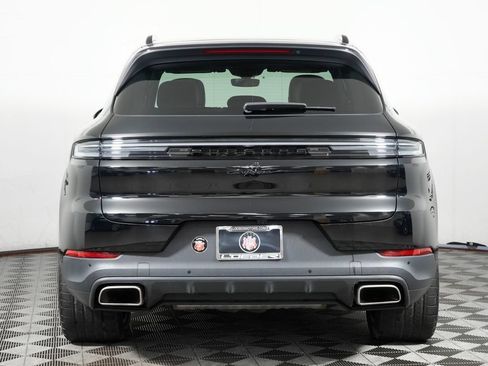 Certified 2024 Porsche Cayenne w/ Premium Package AWD/4WD image 6