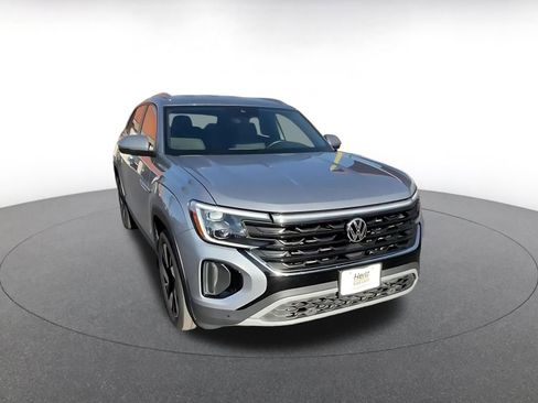 Used 2025 Volkswagen Atlas Cross Sport SE image 3