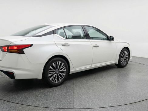 Used 2025 Nissan Altima 2.5 SV image 9