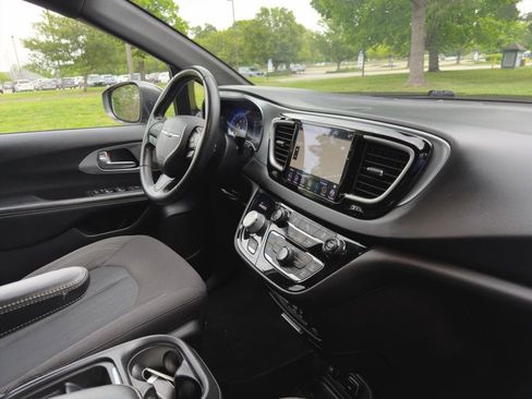 Used 2020 Chrysler Pacifica Touring w/ S Appearance Package FWD image 34