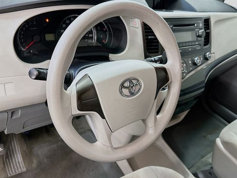Used 2011 Toyota Sienna FWD image 18