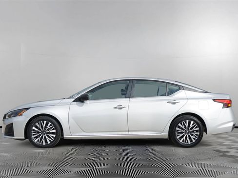 Used 2024 Nissan Altima 2.5 SV FWD image 7