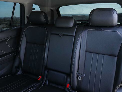 Used 2022 Volkswagen Tiguan SE FWD image 18