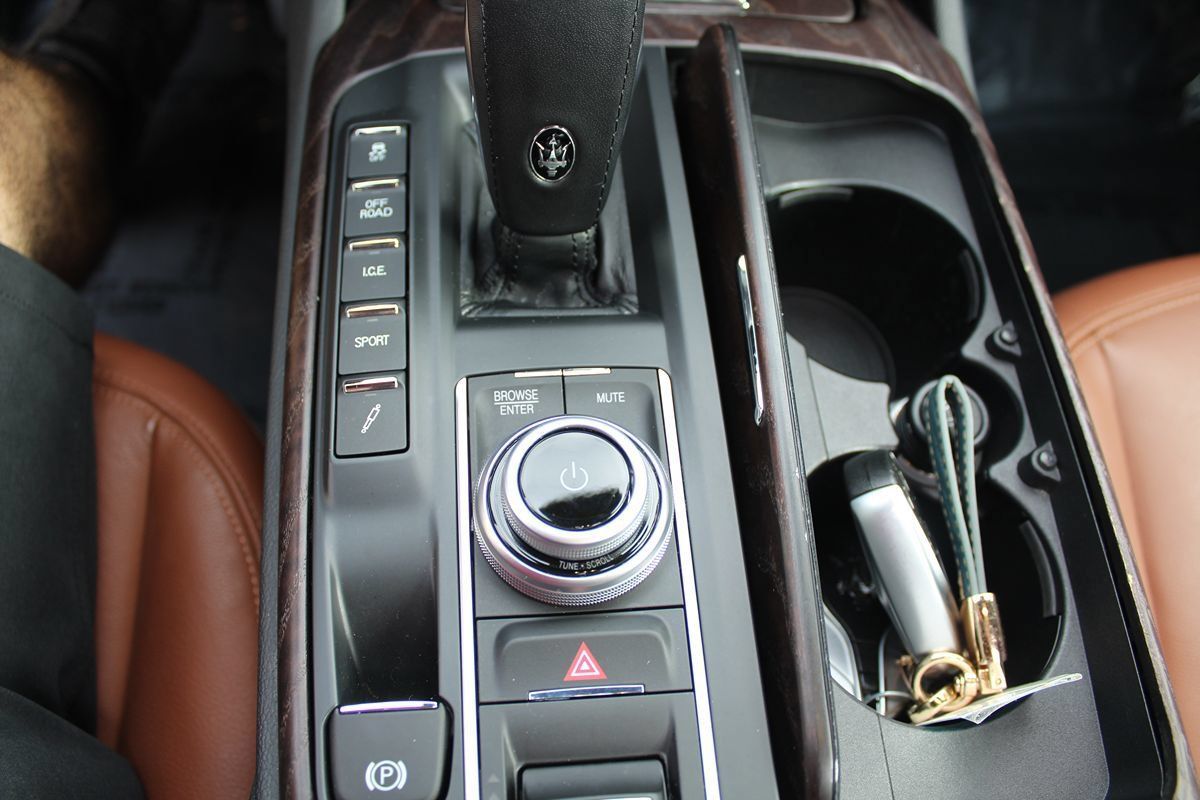Used 2021 Maserati Levante AWD/4WD image 35
