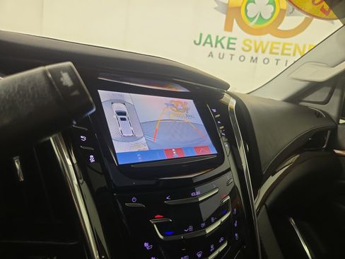 Used 2017 Cadillac Escalade ESV Luxury image 22