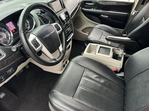 Used 2016 Chrysler Town & Country Touring image 10