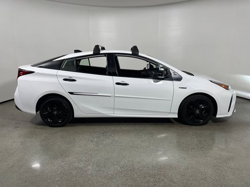 Certified 2022 Toyota Prius FWD image 2
