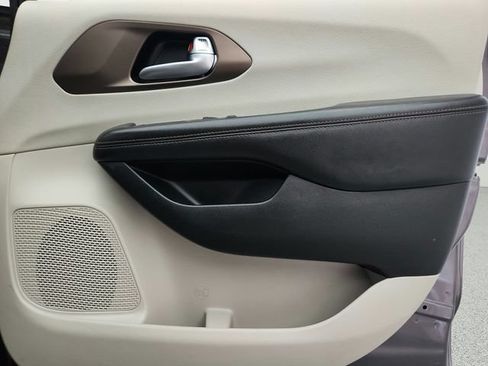 Used 2019 Chrysler Pacifica Touring-L FWD image 30