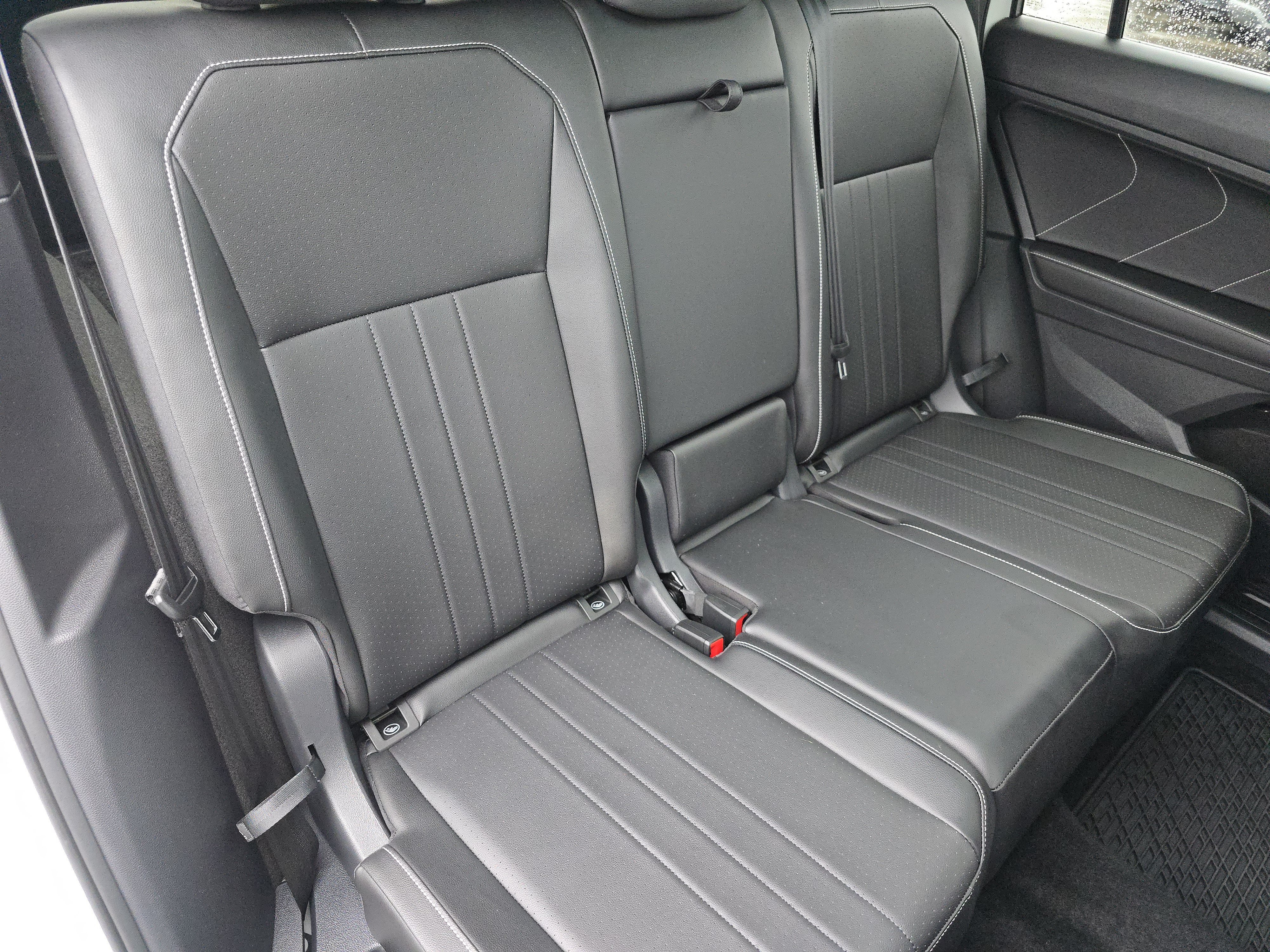 Certified 2024 Volkswagen Tiguan SE R-Line AWD/4WD image 18