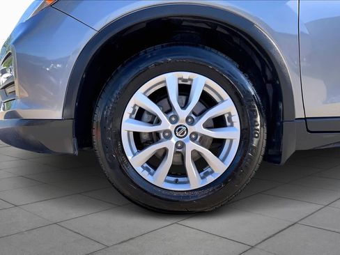 Used 2018 Nissan Rogue SV image 11