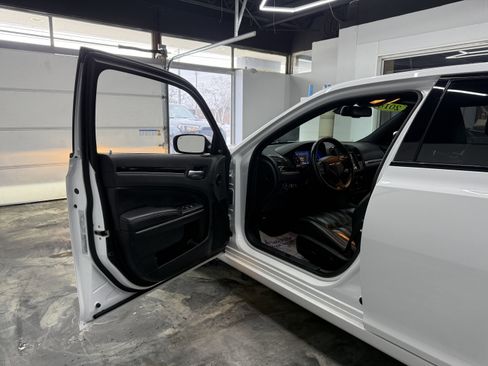 Used 2018 Chrysler 300 S image 9