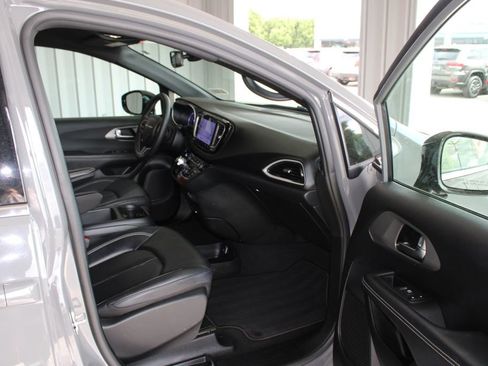 Used 2025 Chrysler Pacifica Select FWD image 34