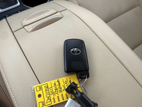 Used 2019 Toyota Highlander Limited image 56