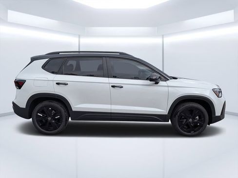 New 2026 Volkswagen Taos SE FWD image 2