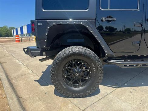 Used 2018 Jeep Wrangler Unlimited Rubicon w/ Connectivity Group AWD/4WD image 21