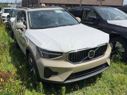 New 2025 Volvo XC40 B5 Core w/ Climate Package