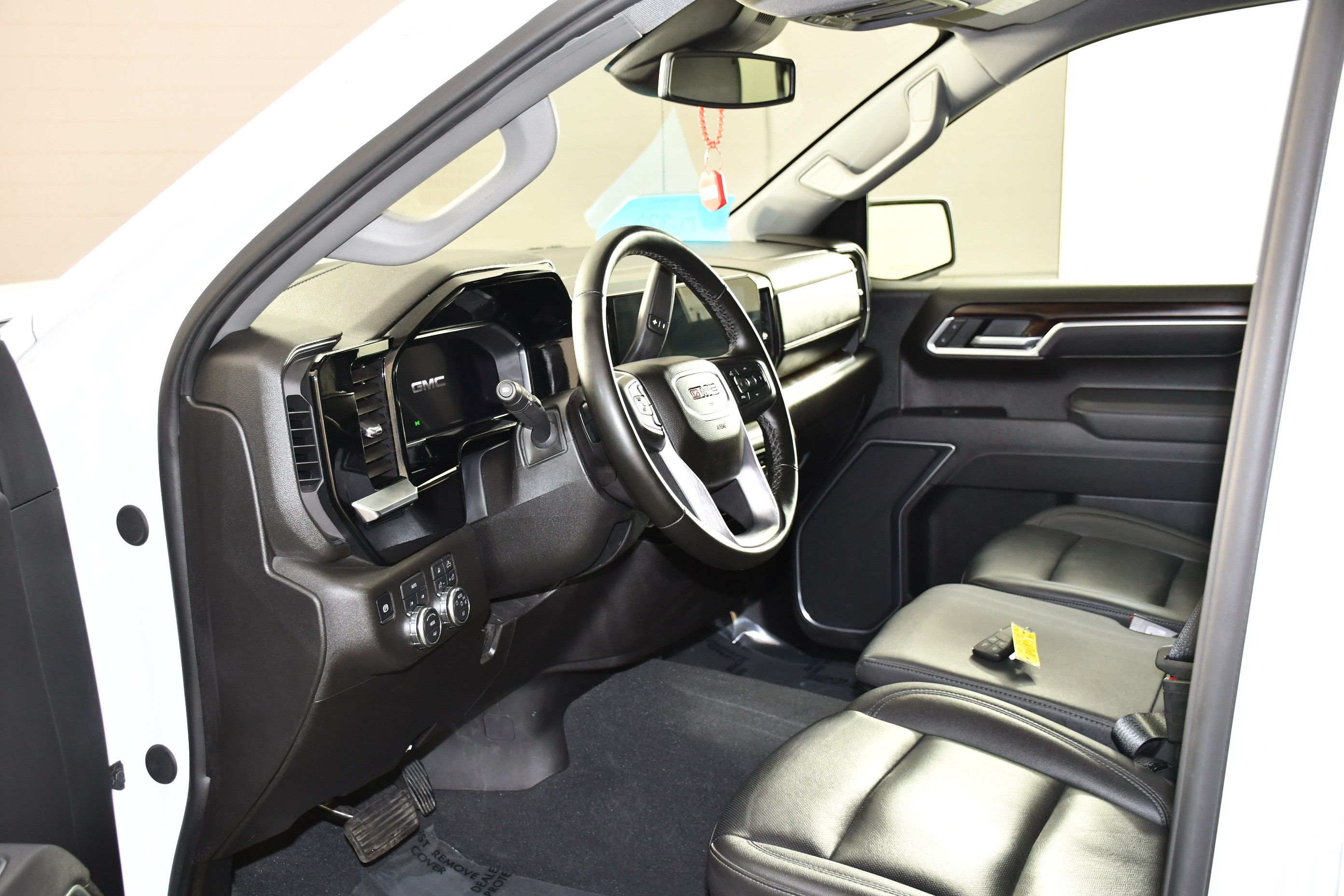 Used 2026 GMC Sierra 1500 SLT AWD/4WD image 2
