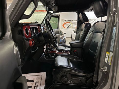 Used 2018 Jeep Wrangler Unlimited Sahara image 34