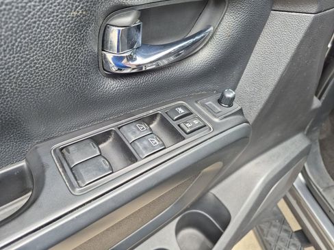 Used 2018 Nissan Titan SV w/ SV Convenience Package RWD image 9