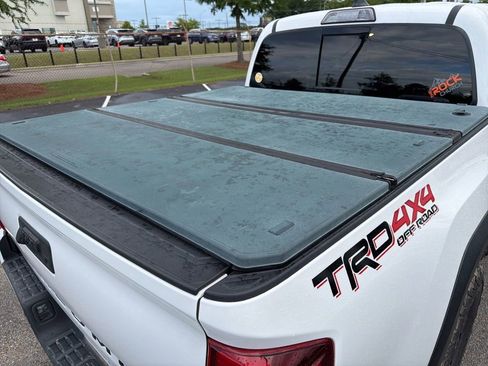 Used 2019 Toyota Tacoma TRD Off-Road w/ Technology Package AWD/4WD image 14