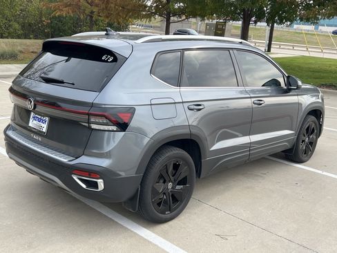 Certified 2025 Volkswagen Taos SE image 10