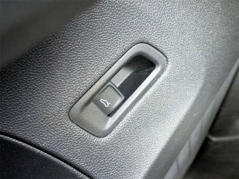 Certified 2024 Volkswagen Atlas Cross Sport SE image 31